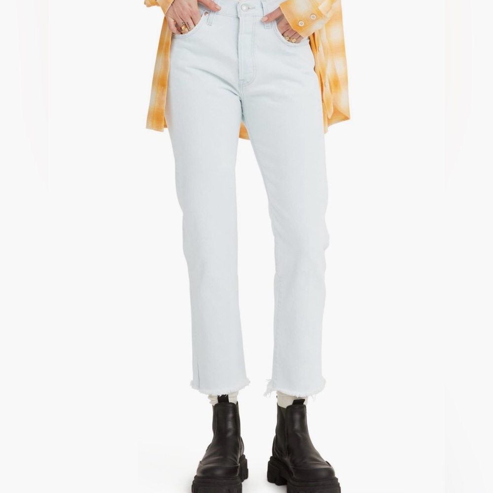 LEVI'S 501 CROPPED JEAN IN RIGHT TURN LIGHT INDIGO DESTRUCTED